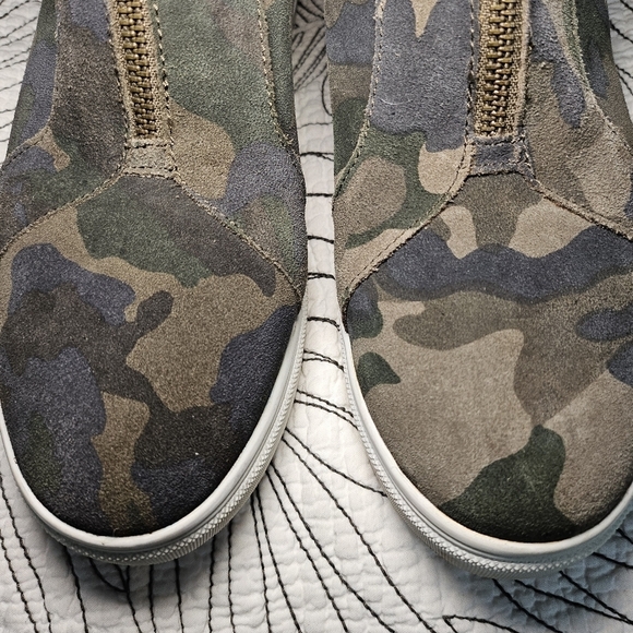 EUC Blondo Glenda Waterproof Wedge Sneaker Green Camo Zip Women's Size 9 - Picture 7 of 9